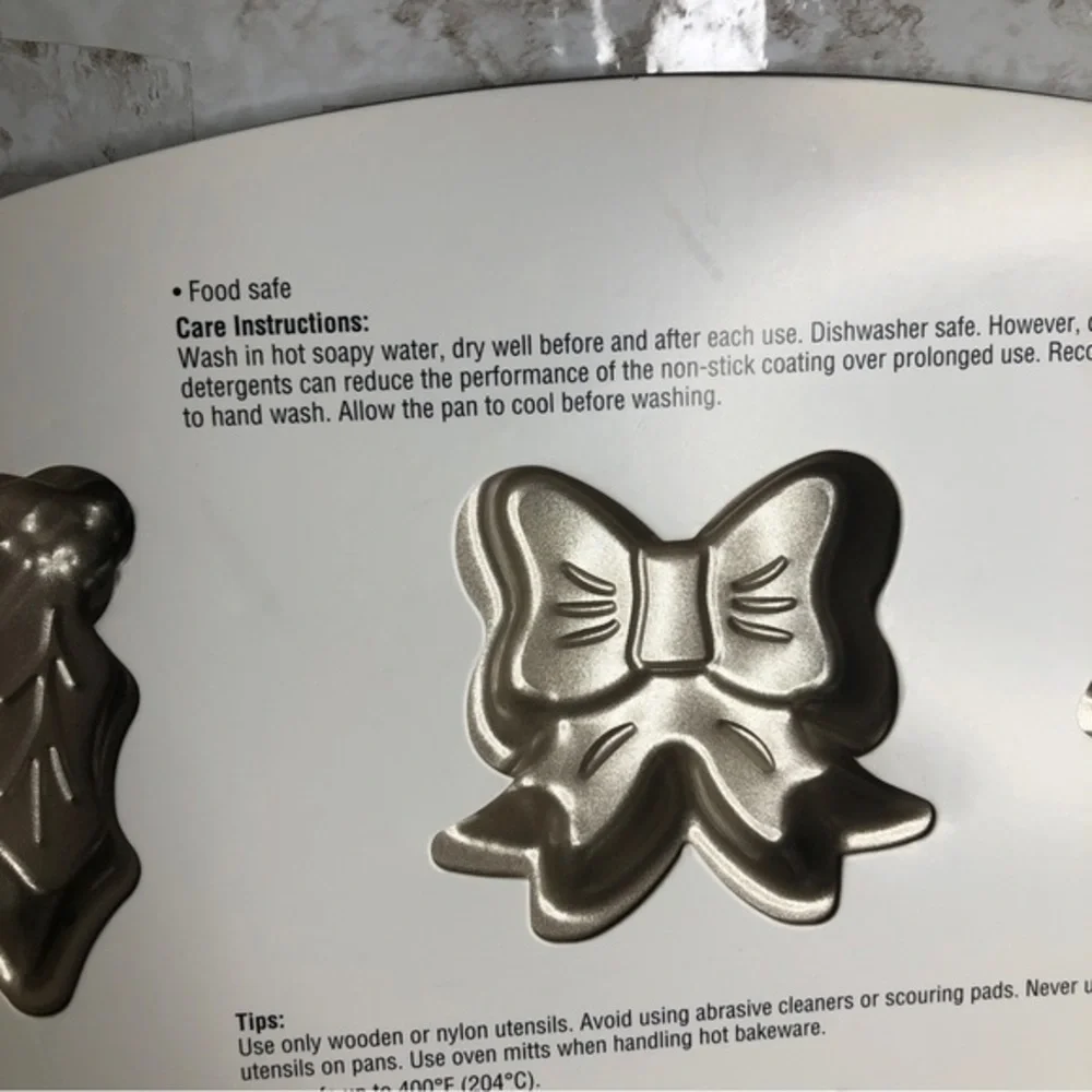 NWT Celebrate it non-stick cookie dough Christmas holly and ivy bow mold pan‎